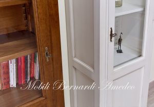 Vetrina libreria realizzata in legno massello di noce ad 1 anta
